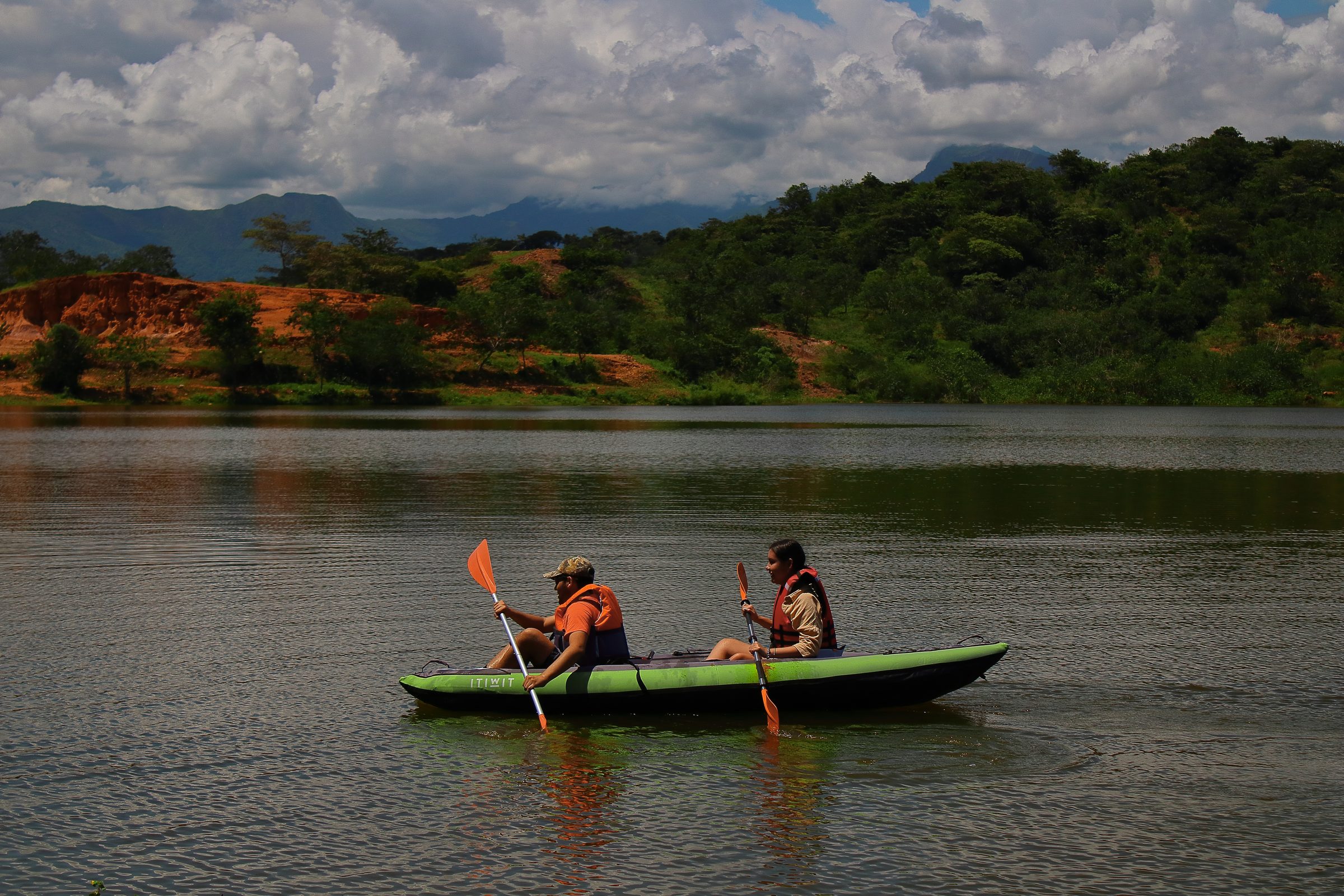 Vista del lago y la naturaleza del proyecto